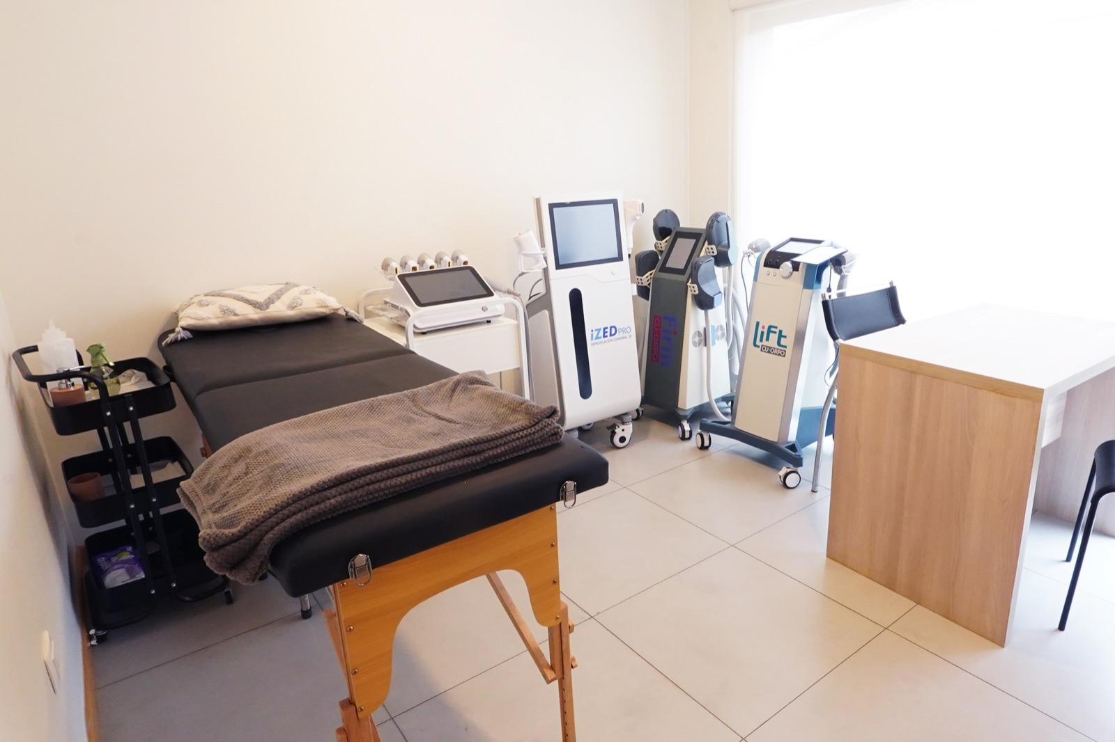 Cabina de tratamiento con iZED Pro, Concord y Lift CuCorpo en Método Hebe Los Ángeles