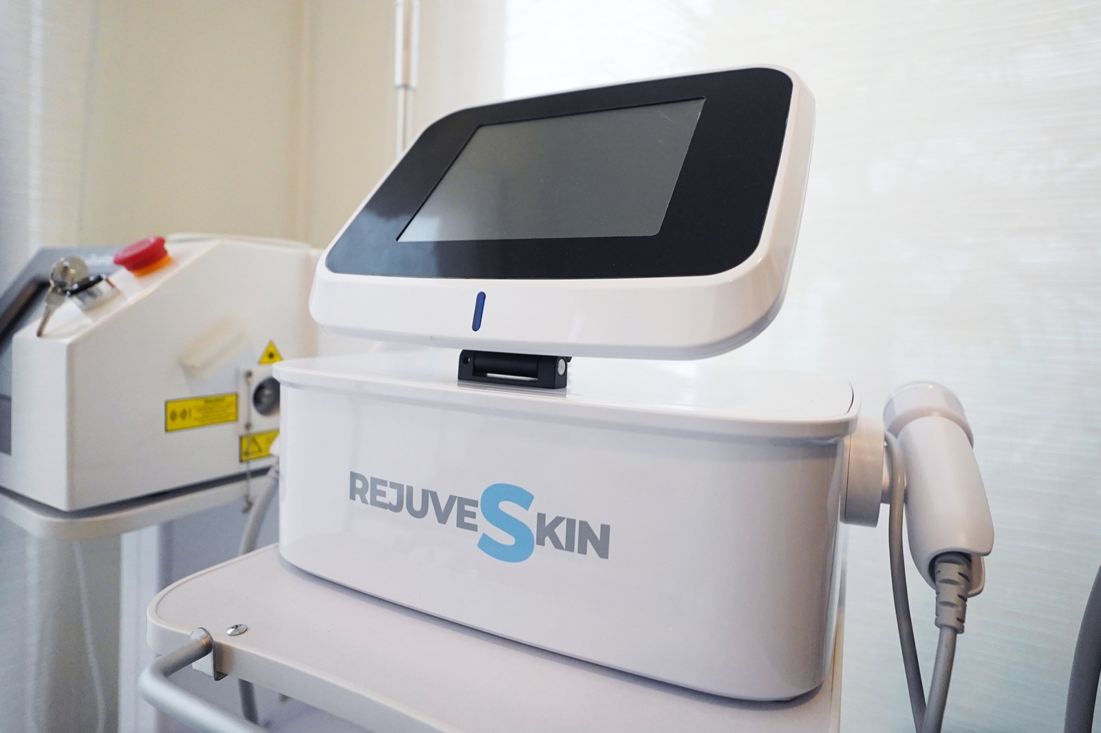 Equipo RejuveSkin para tratamientos láser corporales en Método Hebe Los Ángeles